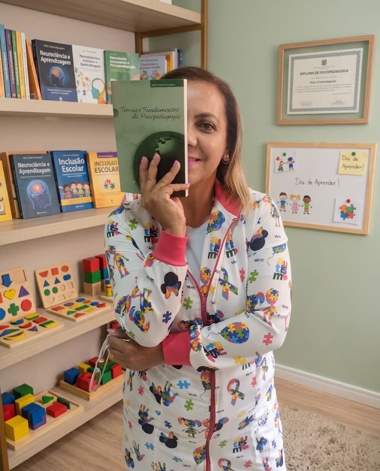 Sueli com referências de psicopedagogia